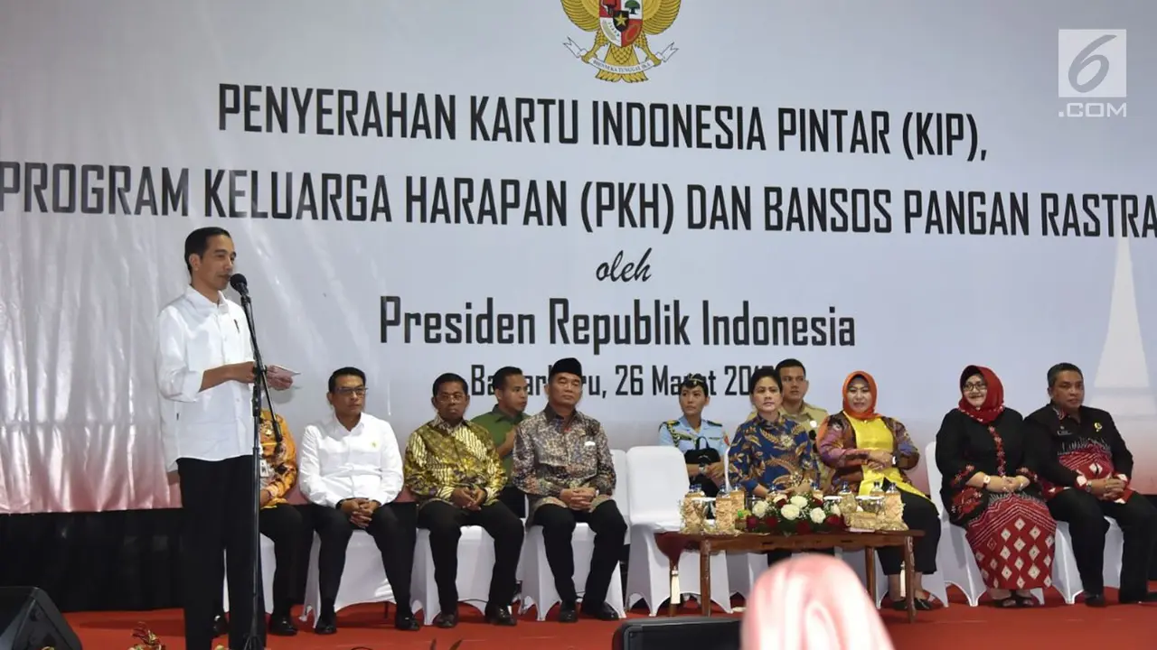 FOTO: Kunjungan Kerja ke Banjarbaru, Jokowi Serahkan 3.630 Sertifikat Tanah