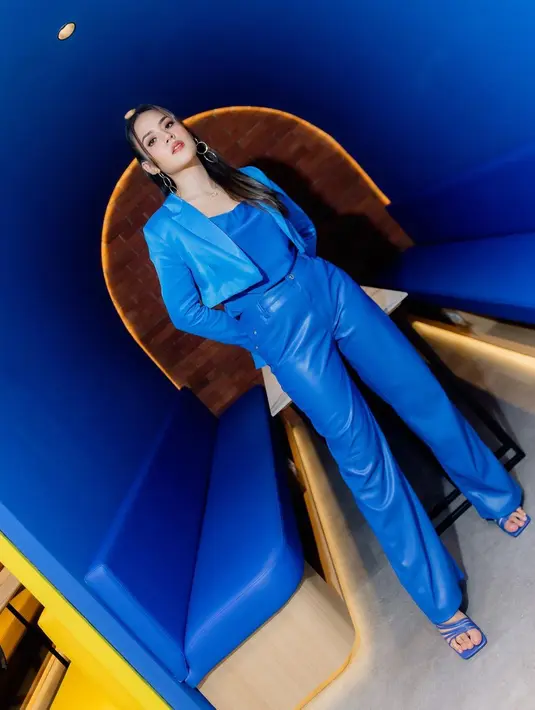 <p>Setelan kerja monokrom berikut juga bisa jadi inspirasi yang menarik. Raisa mengenakan blouse biru yang senada dengan leather pantsnya, ditambah dengan blazer bernuansa biru yang lebih muda. Foto: Instagram.</p>