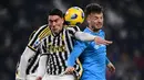 Pemain Juventus, Dusan Vlahovic (kiri), berebut bola dengan pemain Napoli, Amir Rrahmani, dalam pertandingan pekan ke-15 Liga Italia 2023/2024 yang berlangsung di Allianz Stadium, Sabtu (9/12/2023) dini hari WIB. (AFP/Marco Bertorello)