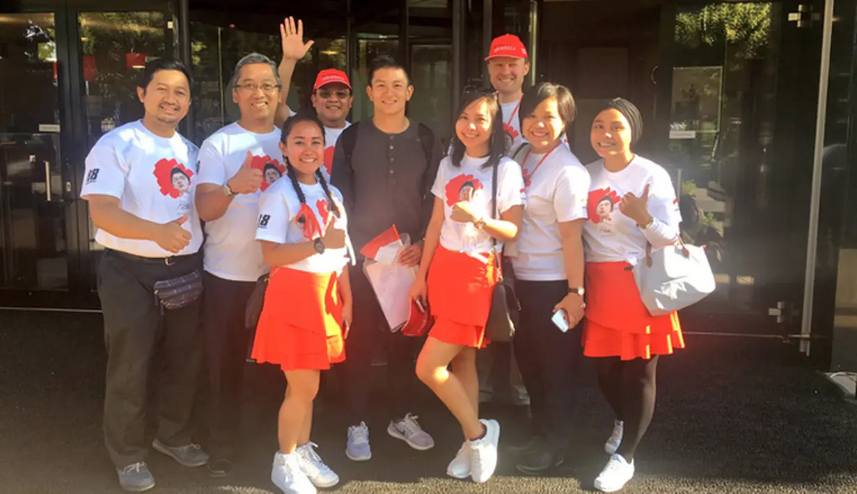 Pebalap Manor Racing asal Indonesia, Rio Haryanto, disambut fans saat tiba di Budapest, Hungaria. (Bola.com/Twitter/Manorracing)