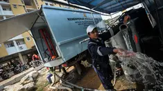 Petugas menunjukkan air bersih dari hasil sulingan di Rusun Muara Baru, Jakarta, Rabu (22/4/2015). Minimnya air bersih di rusun tersebut membuat kementerian pekerja umum menyediakan alat penyulingan air . (Liputan6.com/Faizal Fanani)