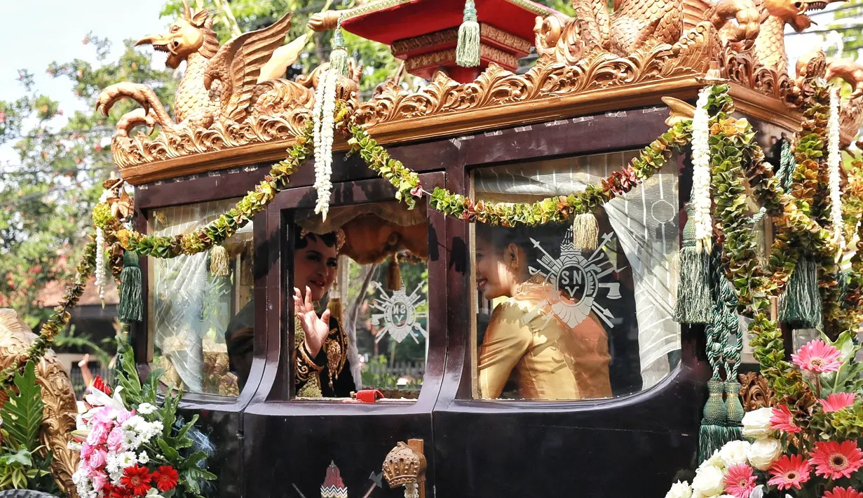 Kahiyang memakai baju kebesaran adat Solo, setelan kebaya dan kain serta rambut yang disanggul seperti penganti Jawa pada umumnya. Serta hiasan bernama Payes yang membuat Kahiyang semakin cantik. (Adrian Putra/Bintang.com)
