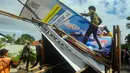 <p>Setelah dicopot atau diturunkan, baliho kampanye tersebut kemudian diangkut menggunakan truk untuk diamankan. (merdeka.com/Arie Basuki)</p>