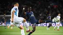 Gelandang Paris Saint-Germain (PSG) Idrissa Gueye (kanan) berebut bola dengan bek Olympique Marseille William Saliba pada laga Liga Prancis pekan ke-32 di Parc des Princes, Senin (18/4/2022) dini hari WIB. PSG vs Marseille berakhir dengan skor 2-1. (FRANCK FIFE / AFP)