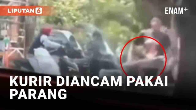 Seorang kurir mengalami perbuatan tidak menyenangkan saat mengantar paket. Insiden viral itu disebut terjadi di Tigaraksa, Tangerang pada Rabu (26/10/2022). Sang kurir itu segera kabur dengan motornya saat pelanggan menodongkan parang.