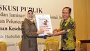Prof dr Hasbullah Thabrany, MPH (kanan) meluncurkan buku tentang Jaminan Kesehatan Nasional disela-sela diskusi publik yang membahas tentang Indonesia Sehat dan Jaminan Kesehatan Nasional, (26/8/2014). (Liputan6.com/Panji Diksana)