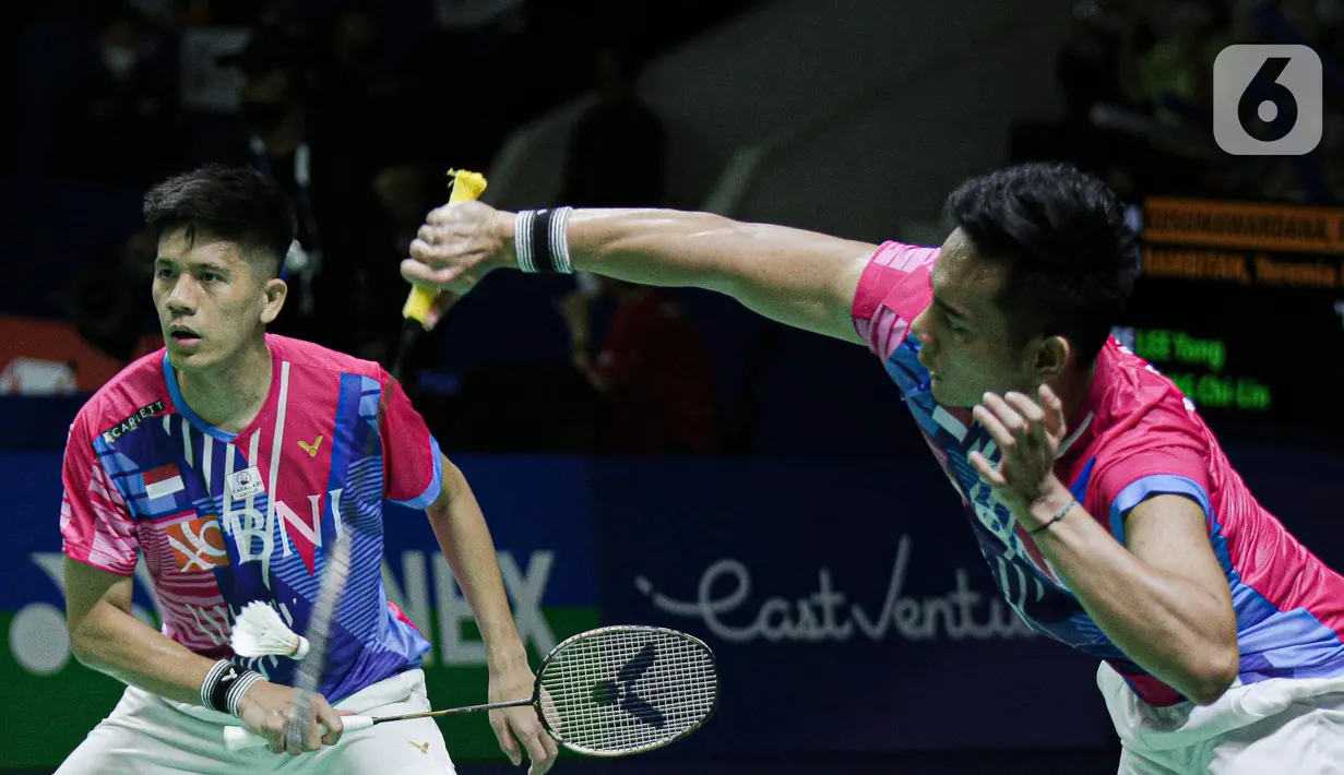 Pebulu tangkis ganda putra Indonesia, Pramudya Kusumawardana/Yeremia Rambitan mengembalikan  kok saat bertanding melawan Lee Yang/Wang Chi Lin dari Taipe dalam babak 16 besar East Ventures Indonesia Open 2022 di Istora Senayan, Jakarta, Kamis (16/6/2022). Pramudya/Yeremia menang dengan skor 21-16, 17-21 dan 21-14. (Liputan6.com/Faizal Fanani)