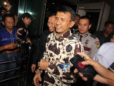 Gubernur Sumatera Utara, Gatot Pujo Nugroho usai menjalani pemeriksaan di KPK, Jakarta, Rabu (22/7/2015). Gatot diperiksa selama 11 jam sebagai saksi kasus dugaan suap hakim PTUN Medan. (Liputan6.com/Helmi Afandi)