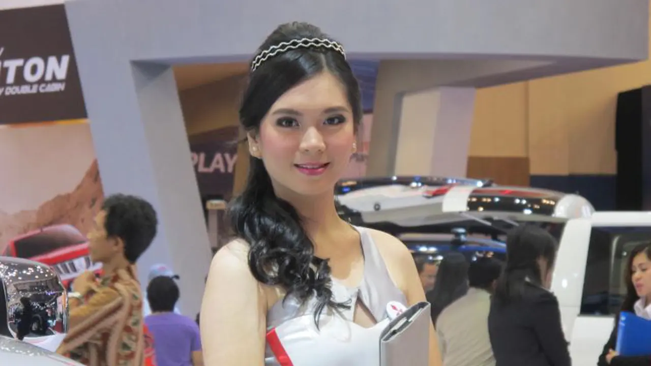 Aksi Centil Model Cantik di GIIAS 2015