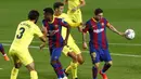 Striker Barcelona, Lionel Messi, berusaha mengontrol bola saat melawan Villareal pada laga Liga Spanyol di Stadion Camp Nou, Senin (28/9/2020). Barcelona menang dengan skor 4-0. (AP Photo/Joan Monfort)