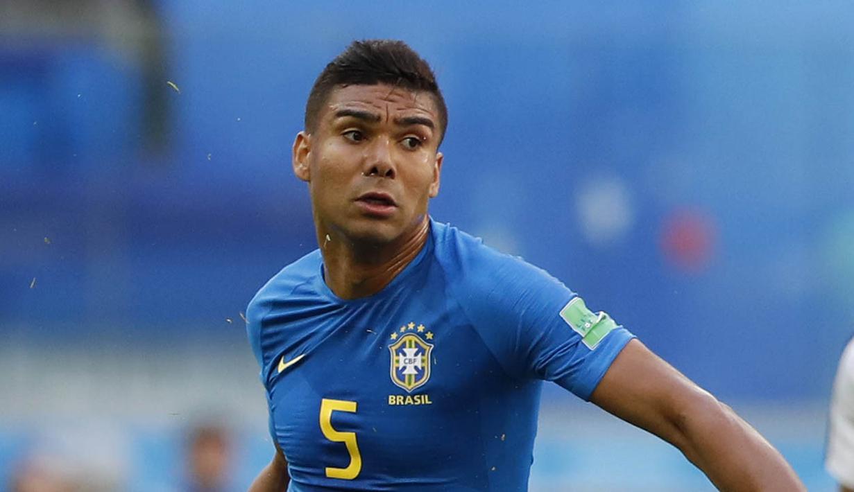 6. Casemiro (Brasil) - Gelandang Real Madrid ini merupakan andalan lini tengah Brasil di Piala Dunia 2018. Kecepatan dan umpan akurat mampu memanjakan striker Brasil untuk mencetak gol. (AP/Alastair Grant)