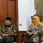 Bupati Sidoarjo Saiful Ilah bersama Gubernur Jawa Timur Khofifah Indar Parawansa memaparkan langkah terkait laporan LSM soal pemakaian sampah plastik untuk produk tahu. (Foto: Liputan6.com/Dian Kurniawan)