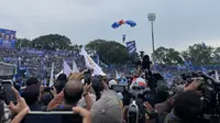 Empat penerjun profesional memeriahkan kampanye akbar capres nomor urut 2, Prabowo Subianto bersama Partai Demokrat, Kamis (1/2/2024). (Liputan6.com/ Ady Anugrahadi)