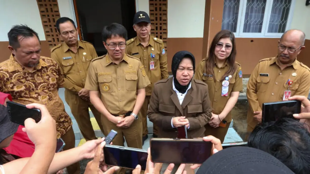 Mensos Tri Rismaharini didampingi Wali Kota Manado Andrei Angouw ketika meninjau kondisi masyarakat korban bencana alam di Manado, Selasa (31/1/2023).