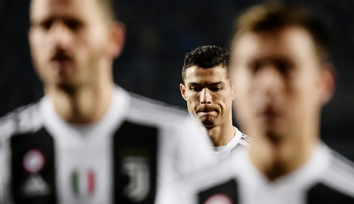 Striker Juventus, Cristiano Ronaldo, tampak kecewa usai ditahan Atalanta pada laga Serie A di Stadion Atleti Azzurri, Rabu (26/12). Kedua tim bermain imbang 2-2. (AFP/Marco Bertorello)