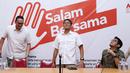 Cawagub DKI Jakarta, Sandiaga Uno (tengah) jelang memaparkan rekapitulasi penerimaan dan pengeluaran dana kampanye di Jakarta, Kamis (8/12). Sandi menilai paparan rekapitulasi anggaran ini jadi wujud nyata transparansi. (Liputan6.com/Helmi Fithriansyah)