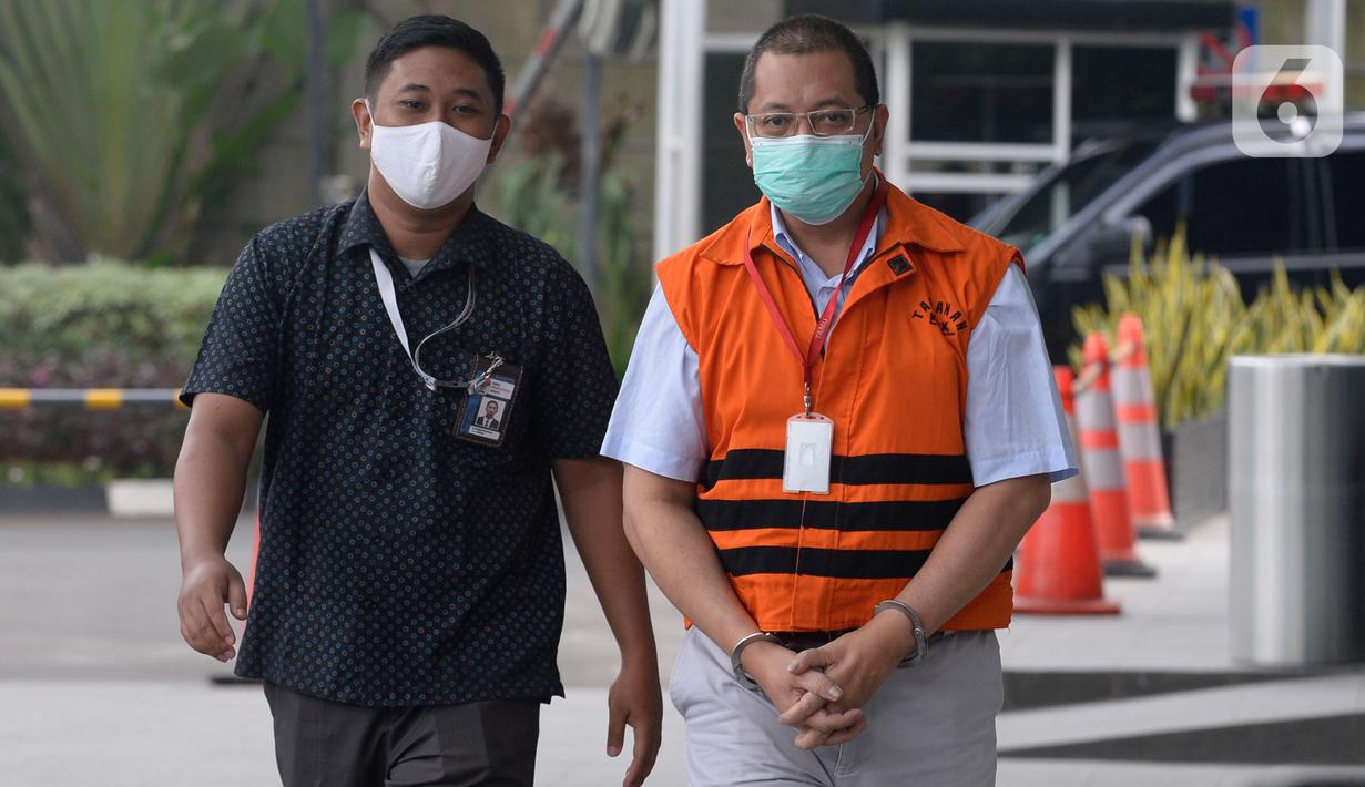 Tersangka mantan Direktur Niaga PT Dirgantara Indonesia, Irzal Rinaldi Zailani berjalan dikawal petugas akan menjalani pemeriksaan oleh penyidik di Gedung KPK, Jakarta, Kamis (2/7/2020). (merdeka.com/Dwi Narwoko)