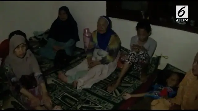 Tercatat 800 rumah hancur akibat angin puting beliung di Bogor. Banyak warga memilih mengungsi di masjid atau rumah kerabat terdekat.