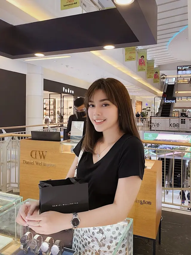 6 Gaya Fay Nabila Tampil Berponi Ini Makin Menawan