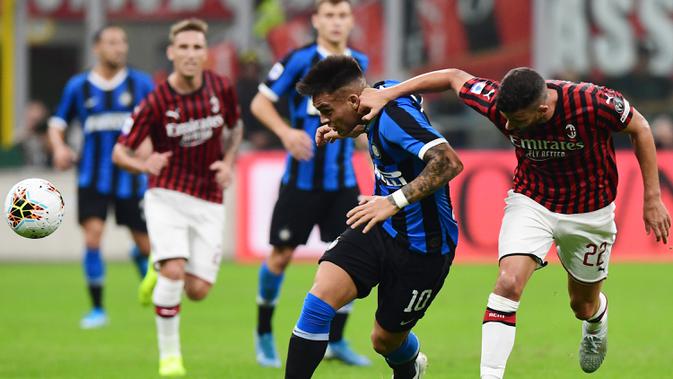 Striker Inter Milan, Lautaro Martinez, berusaha melewati bek AC Milan, Mateo Musacchio, pada laga Serie A di Stadion San Siro, Milan, Sabtu (21/9). Milan kalah 0-2 dari Inter. (AFP/Miguel Medina)