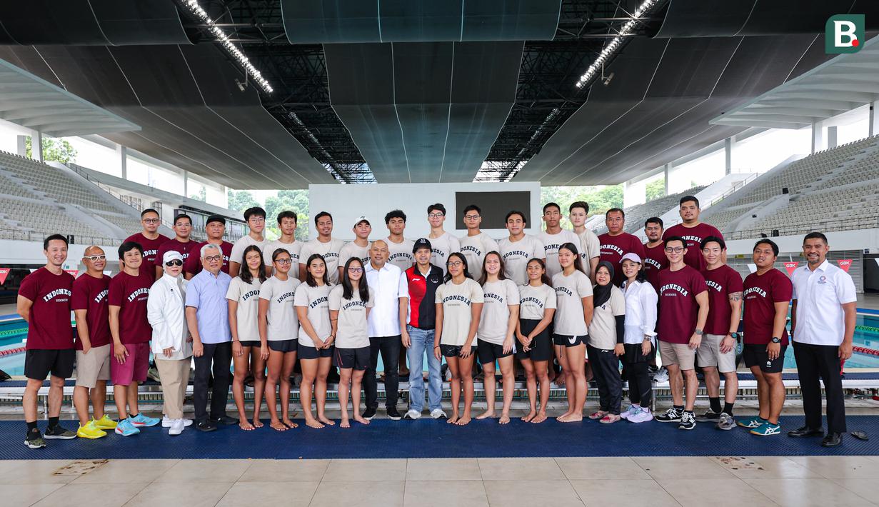 Para atlet akuatik Indonesia yang berhasil terpilih bertanding di SEA Games 2025 bersama dengan perwakilan pengurus PB Akuatik Indonesia dan jajaran pelatih. (Bola.com/Abdul Aziz)