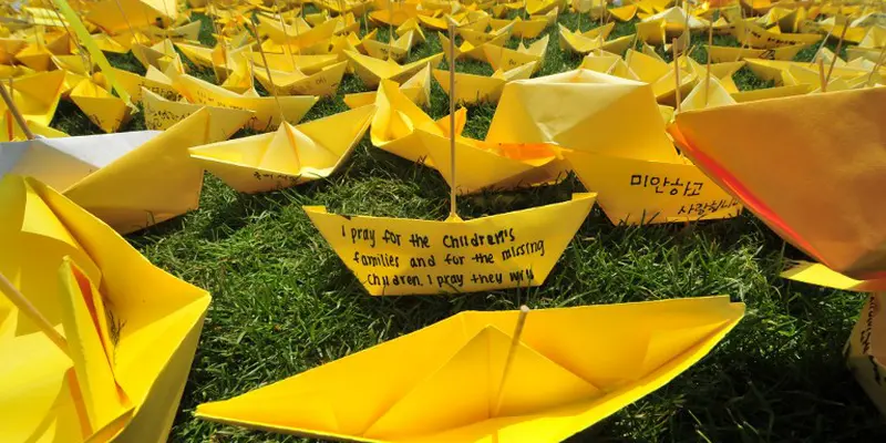 Ribuan Kapal Kuning Untuk Para Korban Kapal 'Sewol'