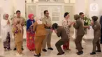 Gubernur Jakarta Pramono Anung (kedua kanan) bersama Wakil Gubernur Jakarta Rano Karno (tengah) bersalaman dengan para pegawai pemerintahan di lingkungan Balai Kota Jakarta, Selasa (8/4/2025). (Liputan6.com/Herman Zakharia)