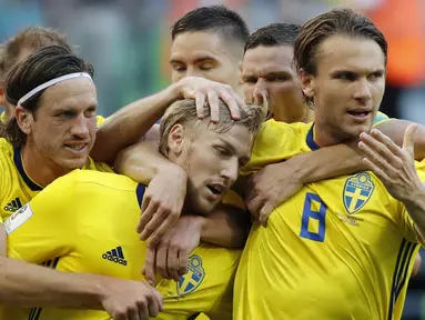 Para pemain Swedia merayakan gol yang dicetak Emil Forsberg ke gawang Swiss pada babak 16 besar Piala Dunia di Stadion St Petersburg, St Petersburg, Selasa (3/7/2018). Swedia menang 1-0 atas Swiss. (AP/Efrem Lukatsky)