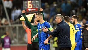Pelatih Bosnia Herzegovina, Savo Milosevic (kanan) memberi instruksi kepada pemainnya, Edin Dzeko menjelang dimulainya babak kedua saat menghadapi Portugal pada laga lanjutan Grup J Kualifikasi Euro 2024 di Stadion Bellino Polje, Selasa (17/10/2023) dini hari WIB. (AFP/Elvis Barukcic)
