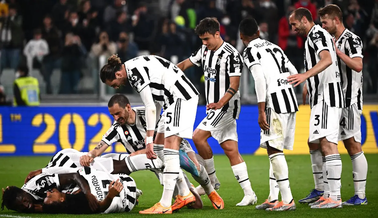 Para pemain Juventus melakukan selebrasi setelah Danilo mencetak gol ke gawang Fiorentina pada pertandingan leg kedua semifinal Coppa Italia di Stadion Juventus, Turin, Italia, 20 April 2022. Juventus menang 2-0. (Marco BERTORELLO/AFP)