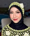 Putri sulung mendiang Ustad Jefri Al Buchori atau Uje dan Umi Pipik tampil dalam balutan roncean melati saat siraman. [@rasya_shakira/@vivithalib]