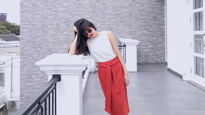 [Bintang] Busana merah Alika Islamadina