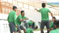 Para pemain Timnas Indonesia U-19 berjoget ria dengan lantunan lagu Jaran Goyang sebelum memulai latihan di Stadion Wibawa Mukti, Cikarang, Kabupaten Bekasi, Sabtu (7/10/2017) pagi. (Bola.com/Okie Prabhowo)