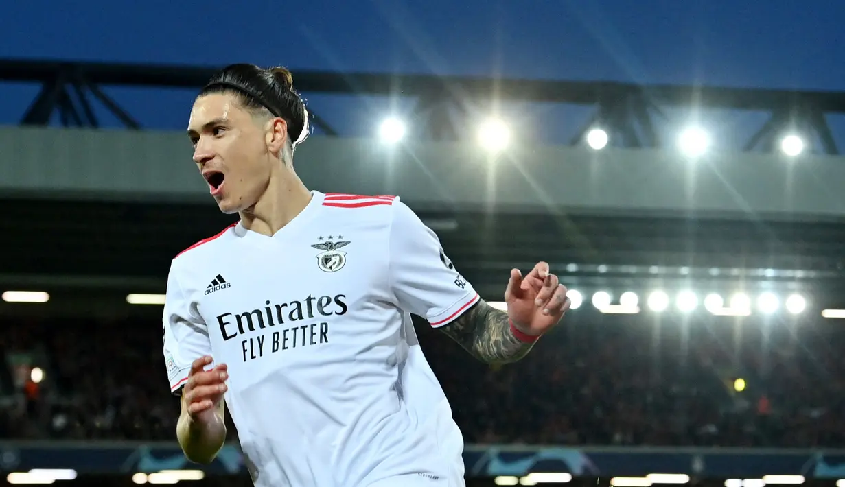 Perjuangan Benfica di Liga Champions memang telah habis. Tapi, perbincangan soal Benfica belum akan usai. Sebab, panggung Liga Champions telah membawa Benfica melahirkan bintang baru bernama Darwin Nunez. (AFP/ Paul Ellis)
