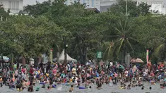 Warga memanfaatkan libur nasional Pilkada Serentak 2018 dengan memadati kawasan Pantai Ancol, Jakarta, Rabu (27/6). Pada program gratis masuk Ancol dalam rangka HUT Jakarta ini, antusias pengunjung mencapai 19.000 jiwa. (Merdeka.com/Iqbal S. Nugroho)