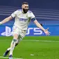 Karim Benzema lagi-lagi menjadi petaka bagi Chelsea. Gol yang ia sarangkan ke gawang The Blues pada saat extra time membuat anak asuh Thomas Tuchel angkat koper dari liga Champions. Hasil itu sekaligus memastikan satu tiket semifinal Liga Champions untuk Los Blancos. (AFP/Pierre- Philippe Marcou)