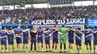 Pemain Persib Bandung berbaris menghadap ribuan bobotoh yang hadir di Stadion Persib, Jumat (10/5/2024). Bobotoh memberikan dukungan ketika para pemain kesayangannya berlatih jelang berlaga di Championship Series BRI Liga 1 2023/2024. (Bola.com/Erwin Snaz)