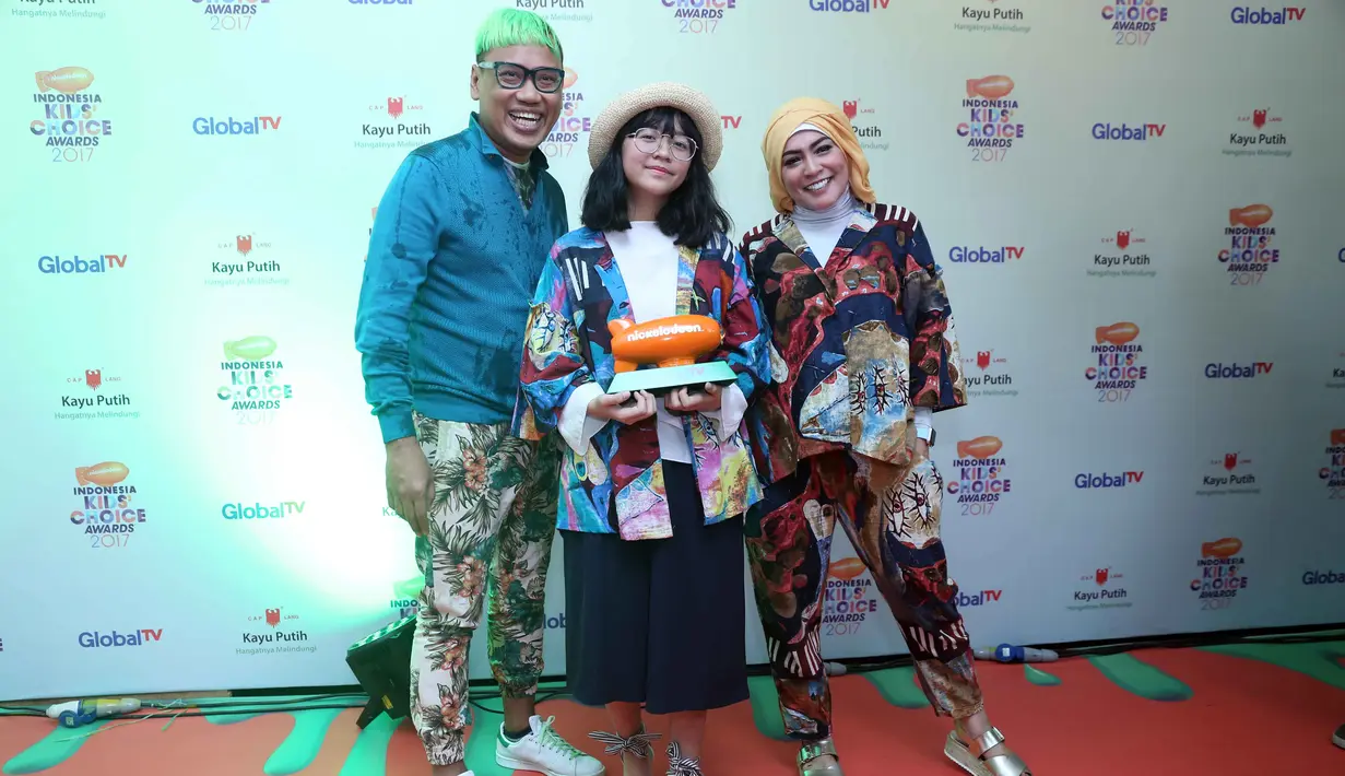 "Nyewa tuh seminggu, dulu lagi hamil ya, tahun 2005 ya. Astrid pernah bilang pas lagi lewat. Orang pasang iklan begini berapa sih, terus saya dapat ide. saya tahu tempatnya dan ada yang bisa sewakan," papar Uya Kuya. (Nurwahyunan/Bintang.com)