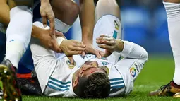 Striker Real Madrid, Cristiano Ronaldo, mengalami pendarahan di bagian pelipis saat melawan Deportivo La Coruna pada laga La Liga di Stadion Santiago Bernabeu, Minggu (21/1/2018). Real Madrid menang 7-1 atas Deportivo La Coruna. (AFP/Oscar Del Pozo)