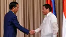 Presiden Joko Widodo (Jokowi) dan Presiden Filipina Rodrigo Duterte jelang memberikan keterangan pers usai menggelar pertemuan bilateral di Istana Malacanang di Manila, Filipina, Jumat (28/4). (AP Photo / Bullit Marquez)