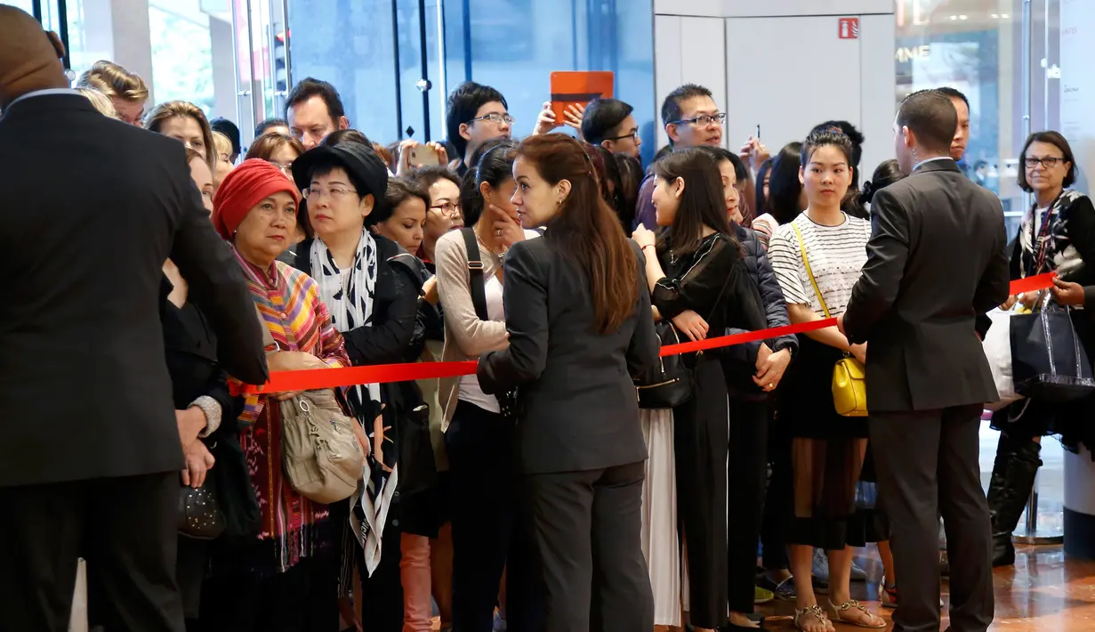 Calon pembeli mengantre untuk masuk ke department store Galeries Lafayette di Paris, Rabu (22/6). Warga Prancis memanfaatkan diskon besar-besar awal penjualan musim panas yang diberikan Galeries Lafayette untuk berbelanja. (REUTERS/Jacky Naegelen)