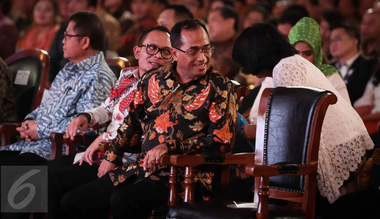 Menteri Perhubungan Budi Karya turut hadir dalam acara Rembuk Nasional 2016 di Jakarta, Senin (24/10). Rembuk Nasional ini digelar bertepatan dengan dua tahun pemerintahan Jokowi-JK, yang dilantik pada 20 Oktober 2014 lalu. (Liputan6.com/Faizal Fanani)