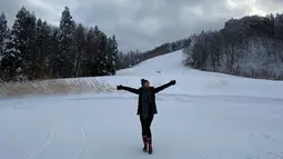 Zaskia Gotikpun menikmati bermain dihamparan salju yang turun di kota Jepang. Negara yang dikenal sebagai salah satu destinasi favorit saat musim salju ini memiliki banyak tempat seru untuk melakukan olahraga ski. (Liputan6.com/IG/@zaskia_gotix)