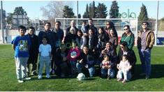 Walau sedang dibekap cedera tangan, Evan Dimas tetap antusias menyambut kedatangan sejumlah warga Indonesia yang berkunjung ke kamp latihan Espanyol B, Spanyol, pada Sabtu (20/2/2016) waktu setempat.