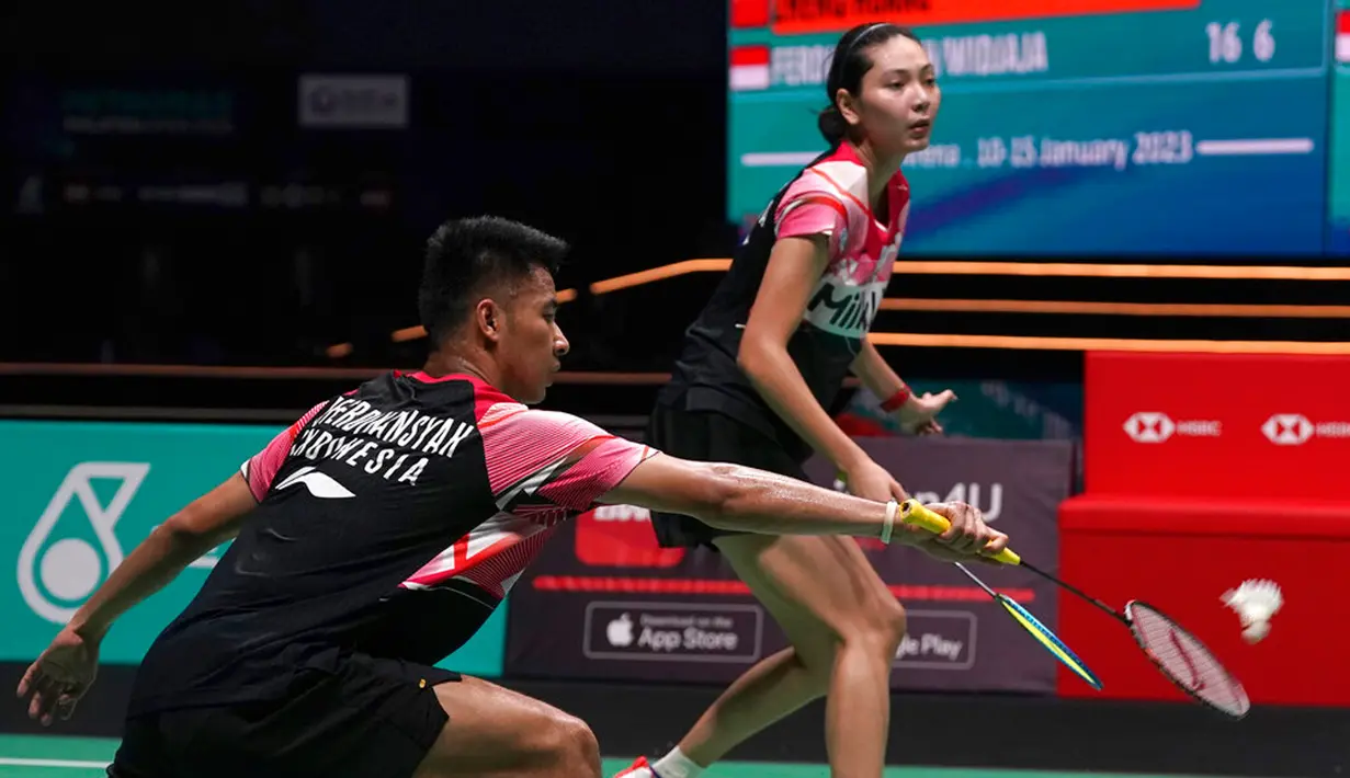 Dejan Ferdinansyah (kiri) dan Gloria Emanuelle Widjaja saat melawan China Zheng Si Wei dan Huang Ya Qiong pada pertandingan semifinal ganda campuran turnamen bulu tangkis Malaysia Open 2023 di Bukit Jalil Axiata Arena, Kuala Lumpur, Malaysia, Sabtu (14/1/2023). Dejan Ferdinansyah/Gloria Emanuelle Widjaja gagal merebut tiket final Malaysia Open 2023 setelah ditaklukkan Zheng Si Wei/Huang Ya Qiong. (AP Photo/Kien Huo)
