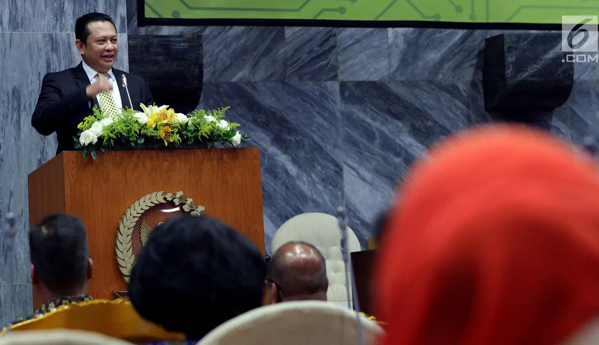 Ketua DPR Bambang Soesatyo memberi sambutan saat seminar dan Lokakarya di Jakarta, Rabu (25/4). Seminar memperingati hari Kartini dimana mereka berharap kaum perempuan atau Kartini masa kini menjadi insan yang melek teknologi. (Liputan6.com/Johan Tallo)