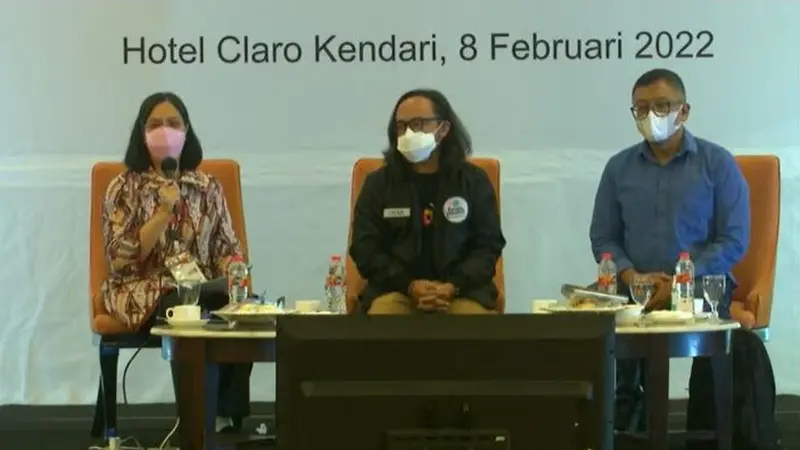 Chairman Indonesian Digital Association Dian Gemianto (tengah) dalam diskusi Konvensi Hari Pers Nasional di Kendari, Selasa (8/2/2022).