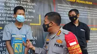 Tersangka EP berhasil ditangkap usai melakukan penganiayaan pada anaknya, bayi berusia 7 bulan di kontrakannya di Kelurahan Sukamaju Baru, Kecamatan Tapos, Kota Depok, Jawa Barat. (Liputan6.com/Dicky Agung Prihanto)