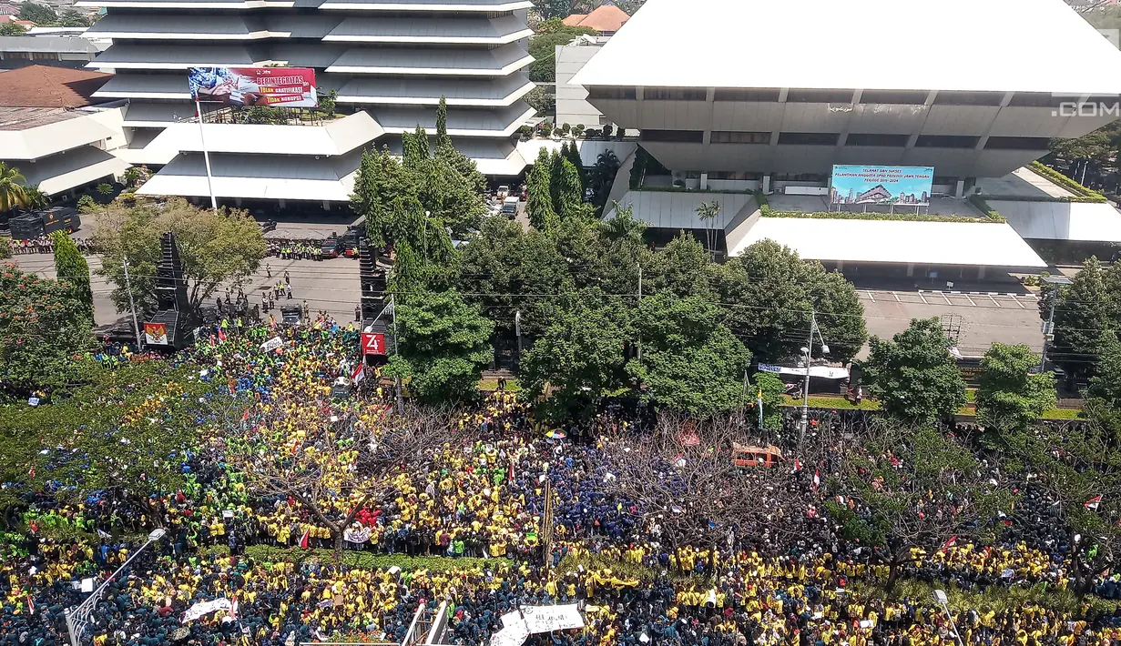 Mahasiswa dari berbagai universitas menggelar unjuk rasa di Kantor Gubernur Jawa Tengah, kawasan Jalan Pahlawan Semarang, Selasa (24/9/2019). Mereka menggelar demonstrasi untuk menentang RUU dan UU bermasalah yang rencana disahkan DPR RI hari ini. (Liputan6.com/Gholib)