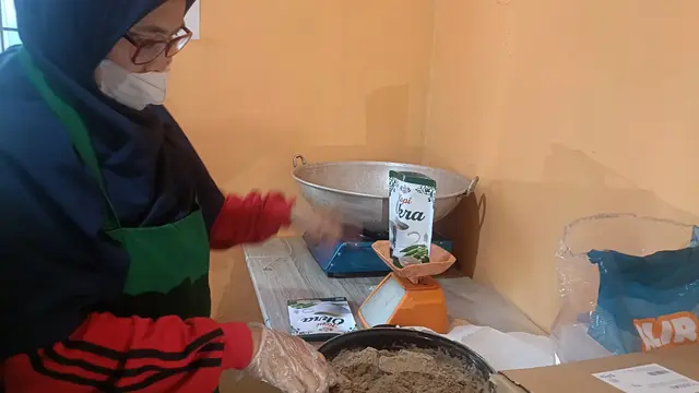Pembuatan dan pengemasan Kopi Okra oleh pelaku UMKM di Pekanbaru.